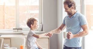 buenosmodales Niño teniendo un buen momento con sus Papá